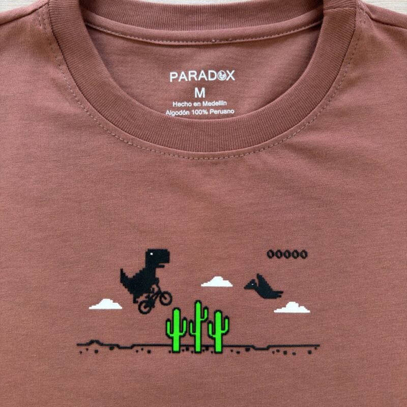 Camiseta Regular Dino Mujer - Detalle + Cuello